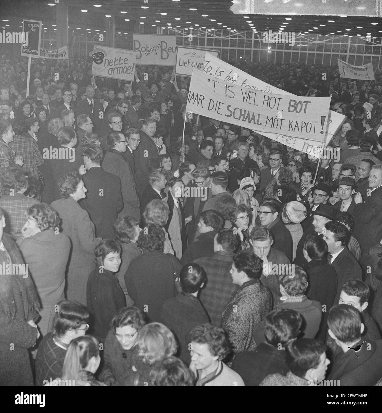 Teachers demonstrate for higher salaries in Julianahal in Utrecht, overview, 8 January 1964, EDUCATION, demonstrations, overviews, salaries, The Netherlands, 20th century press agency photo, news to remember, documentary, historic photography 1945-1990, visual stories, human history of the Twentieth Century, capturing moments in time Stock Photo