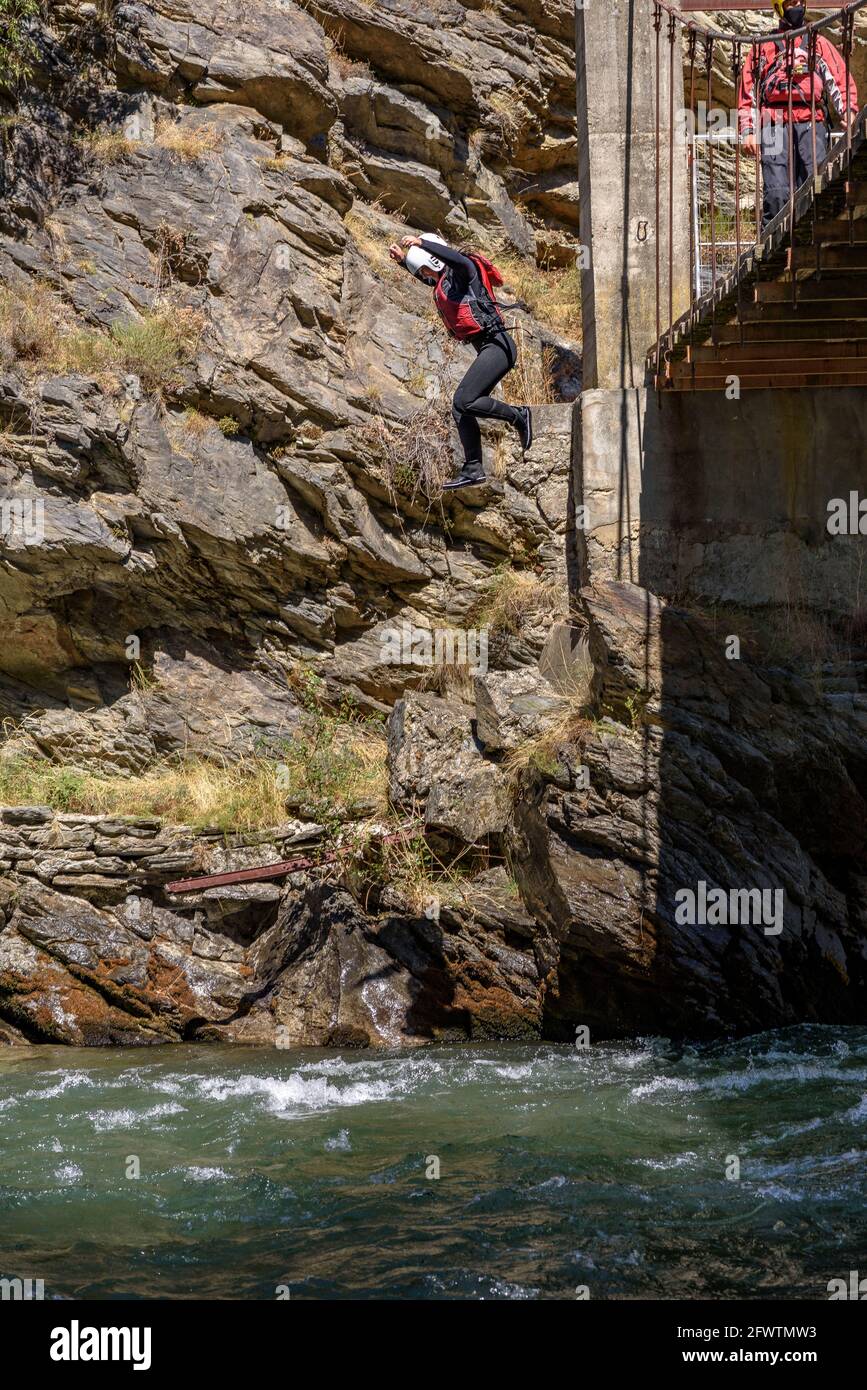 Rafting players jumping to the Noguera Pallaresa river from the Guilleri bridge (Pyrenees, Catalonia, Spain) Stock Photo