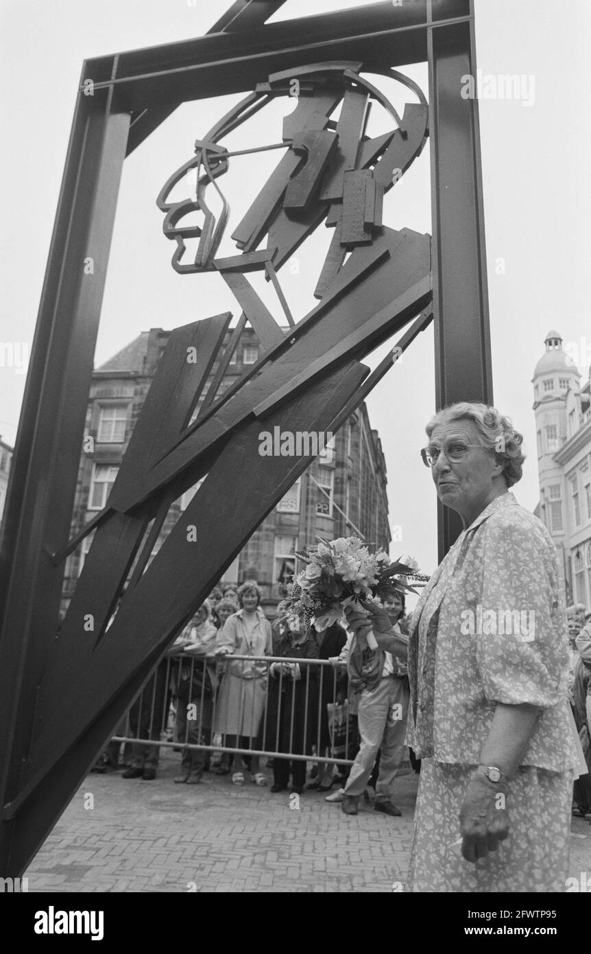 Unveiling in The Hague of the monument to Willem Drees by Mrs C. Bouma-Drees, 5 July 1988, unveilings, The Netherlands, 20th century press agency photo, news to remember, documentary, historic photography 1945-1990, visual stories, human history of the Twentieth Century, capturing moments in time Stock Photo