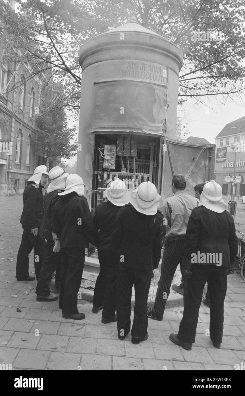 Explosion in main meter box in Amsterdam causes power failure; firefighters around the peperbus, 18 October 1988, firefighters, explosions, The Netherlands, 20th century press agency photo, news to remember, documentary, historic photography 1945-1990, visual stories, human history of the Twentieth Century, capturing moments in time Stock Photo