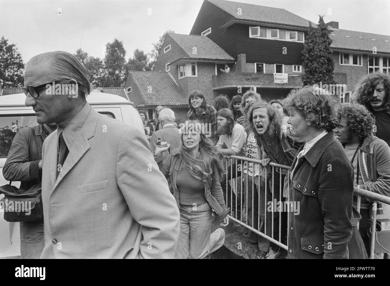 Evacuation Lorentz pavilion from Dennendal; Mr. Drechsel is booed, July 3, 1974, The Netherlands, 20th century press agency photo, news to remember, documentary, historic photography 1945-1990, visual stories, human history of the Twentieth Century, capturing moments in time Stock Photo