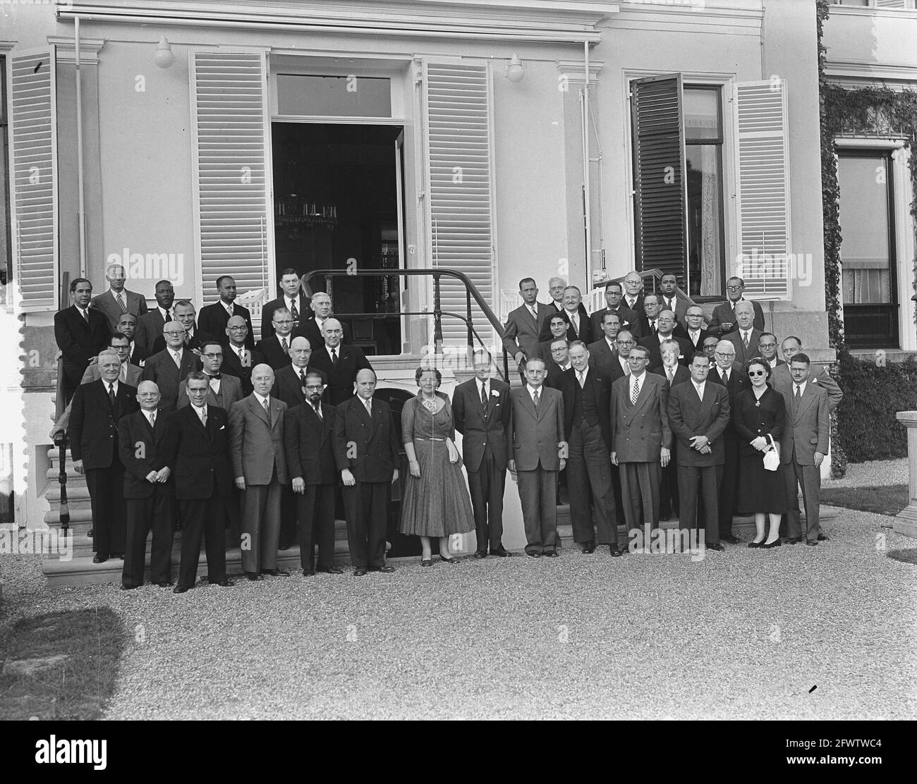 Reception RTC (Round Table Conference) delegations at Soestdijk, group, May 26, 1954, conferences, royal house, receptions, The Netherlands, 20th century press agency photo, news to remember, documentary, historic photography 1945-1990, visual stories, human history of the Twentieth Century, capturing moments in time Stock Photo