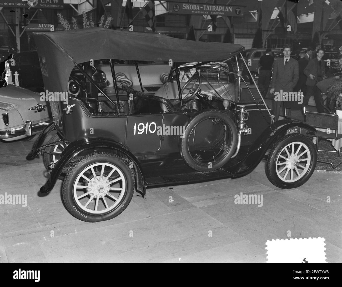 Thirtieth automobile fair RAI (oldest car 1910), 28 February 1952, WAGEN, automobile exhibitions, The Netherlands, 20th century press agency photo, news to remember, documentary, historic photography 1945-1990, visual stories, human history of the Twentieth Century, capturing moments in time Stock Photo