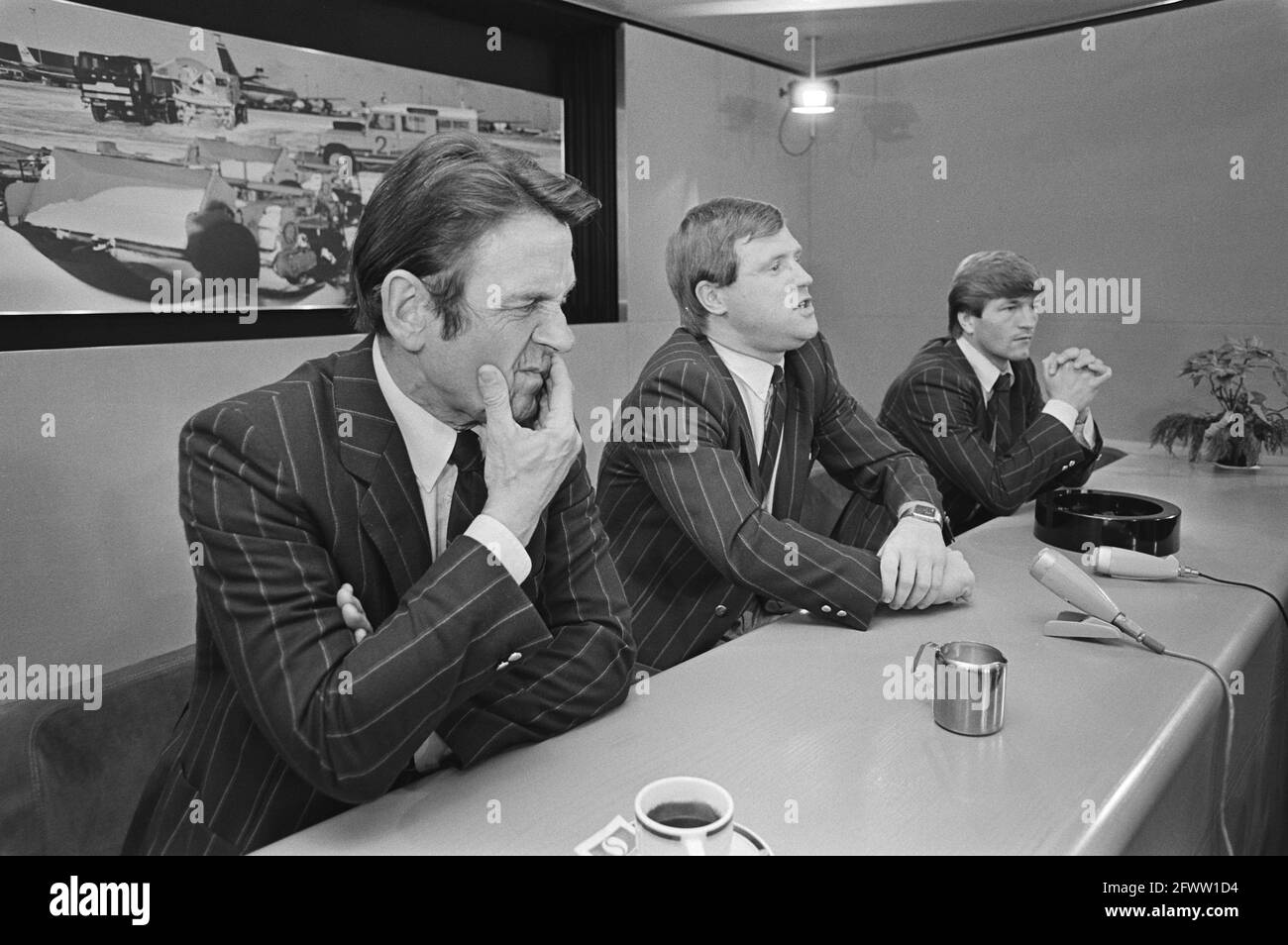 At Schiphol Airport this morning the Dutch national team returned mini-wk in Uruguay, from left to right Zwartkruis, Vilé and Peters, January 8, 1981, teams, press conferences, sports, soccer, The Netherlands, 20th century press agency photo, news to remember, documentary, historic photography 1945-1990, visual stories, human history of the Twentieth Century, capturing moments in time Stock Photo
