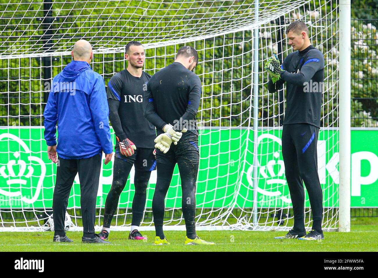 ZEIST, NETHERLANDS - MAY 24: goalkeeper Maarten Paes of Netherlands U21, goalkeeper trainer Sierd van der Berg of Netherlands U21, goalkeeper Justin Bijlow of Netherlands U21, Kjell Scherpen of Netherlands U21 during a Training Session of Netherlands U21 at KNVB Campus on May 24, 2021 in Zeist, Netherlands. (Photo by Perry vd Leuvert/Orange Pictures) Stock Photo