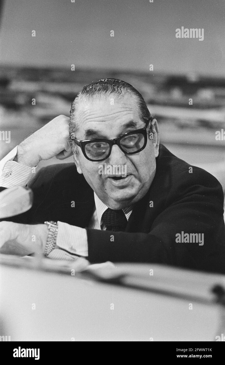 Producer A Bridge Too Far Joseph E. Levine gives press conference at Schiphol Airport; during press conference, October 8, 1976, Press conferences, producers, The Netherlands, 20th century press agency photo, news to remember, documentary, historic photography 1945-1990, visual stories, human history of the Twentieth Century, capturing moments in time Stock Photo