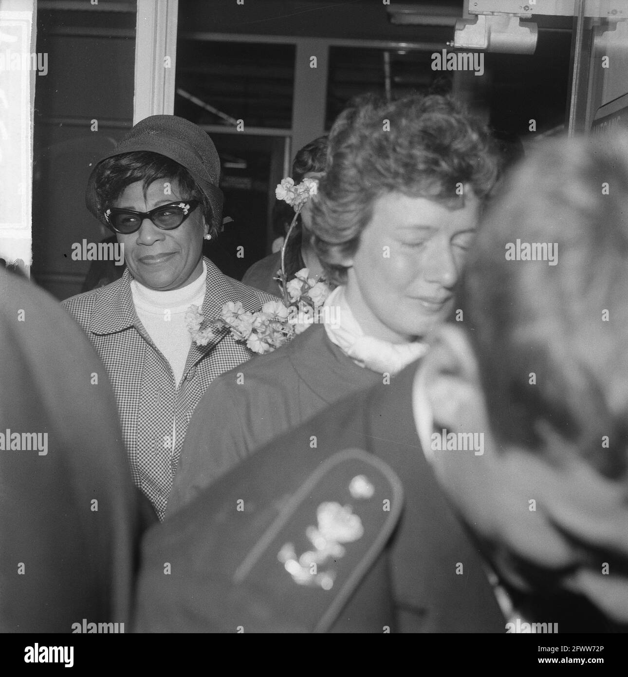 Arrival of Ella Fitzgerald and Oscar Peterson at Schiphol Airport. Ella Fitzgerald (with glasses), April 24, 1964, arrivals, jazz, music, pianists, singers, The Netherlands, 20th century press agency photo, news to remember, documentary, historic photography 1945-1990, visual stories, human history of the Twentieth Century, capturing moments in time Stock Photo
