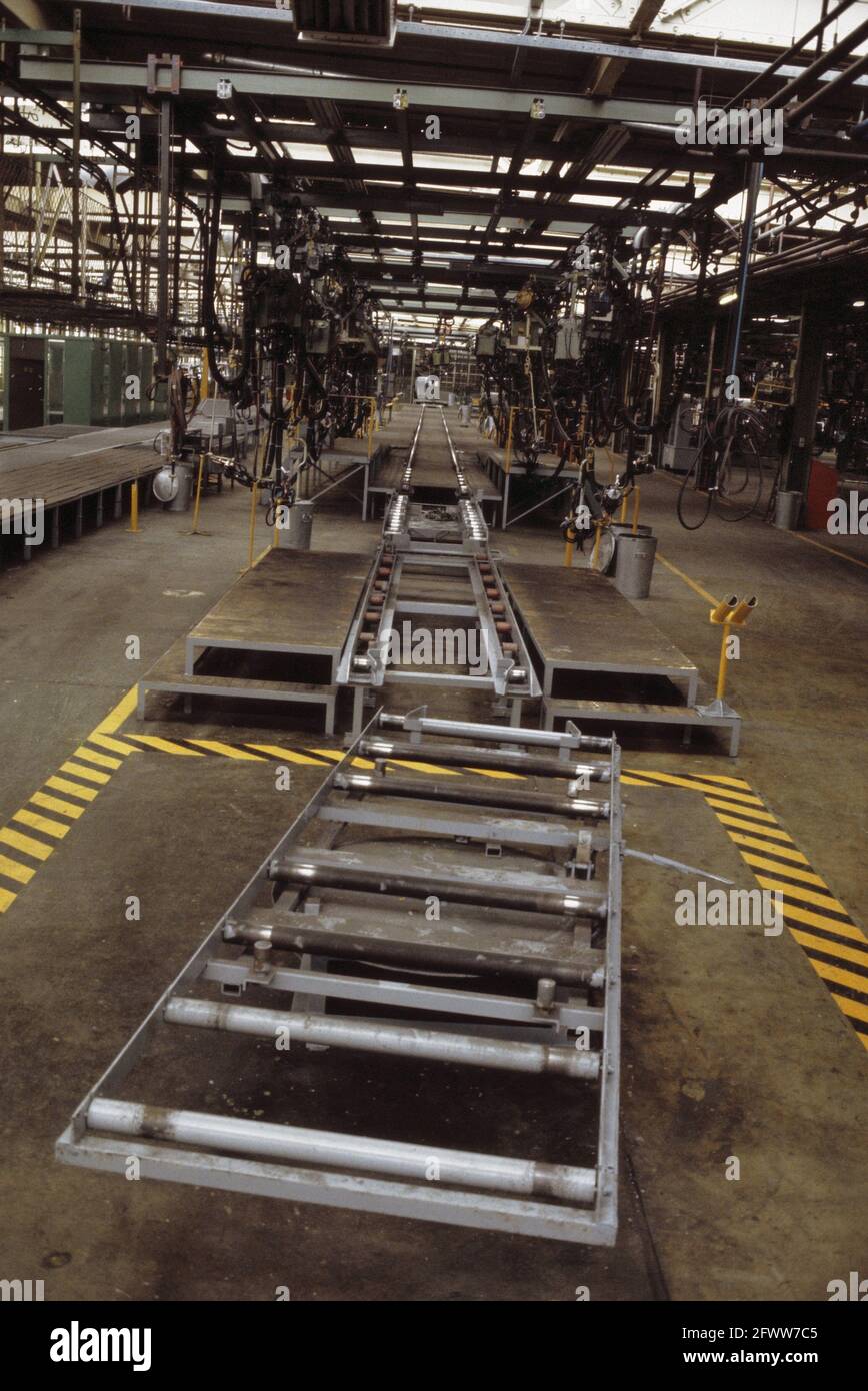 Production at Ford Amsterdam stopped; empty factory hall with conveyor belt in the middle, January 25, 1982, cars, factories, The Netherlands, 20th century press agency photo, news to remember, documentary, historic photography 1945-1990, visual stories, human history of the Twentieth Century, capturing moments in time Stock Photo