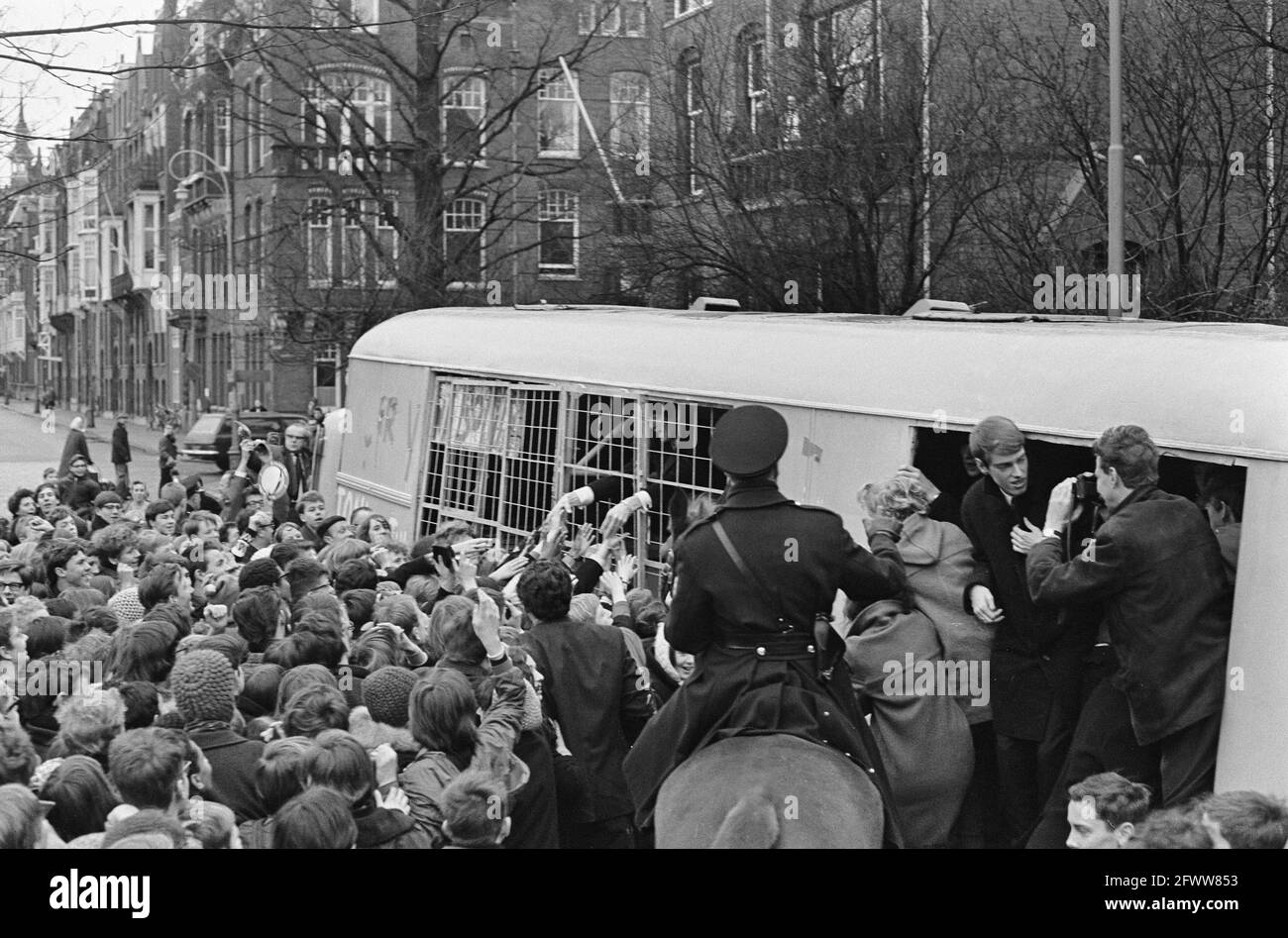 Dave Berry at Museum Square, Dave in the lion's cage extends arms to fans, February 5, 1966, fans, The Netherlands, 20th century press agency photo, news to remember, documentary, historic photography 1945-1990, visual stories, human history of the Twentieth Century, capturing moments in time Stock Photo