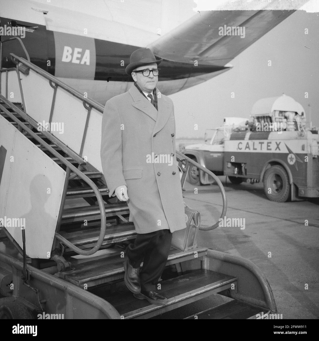 Commission E. Alderse Baes, arrival of Mr. Mac Shaver at Schiphol Airport, January 10, 1964, arrivals, The Netherlands, 20th century press agency photo, news to remember, documentary, historic photography 1945-1990, visual stories, human history of the Twentieth Century, capturing moments in time Stock Photo