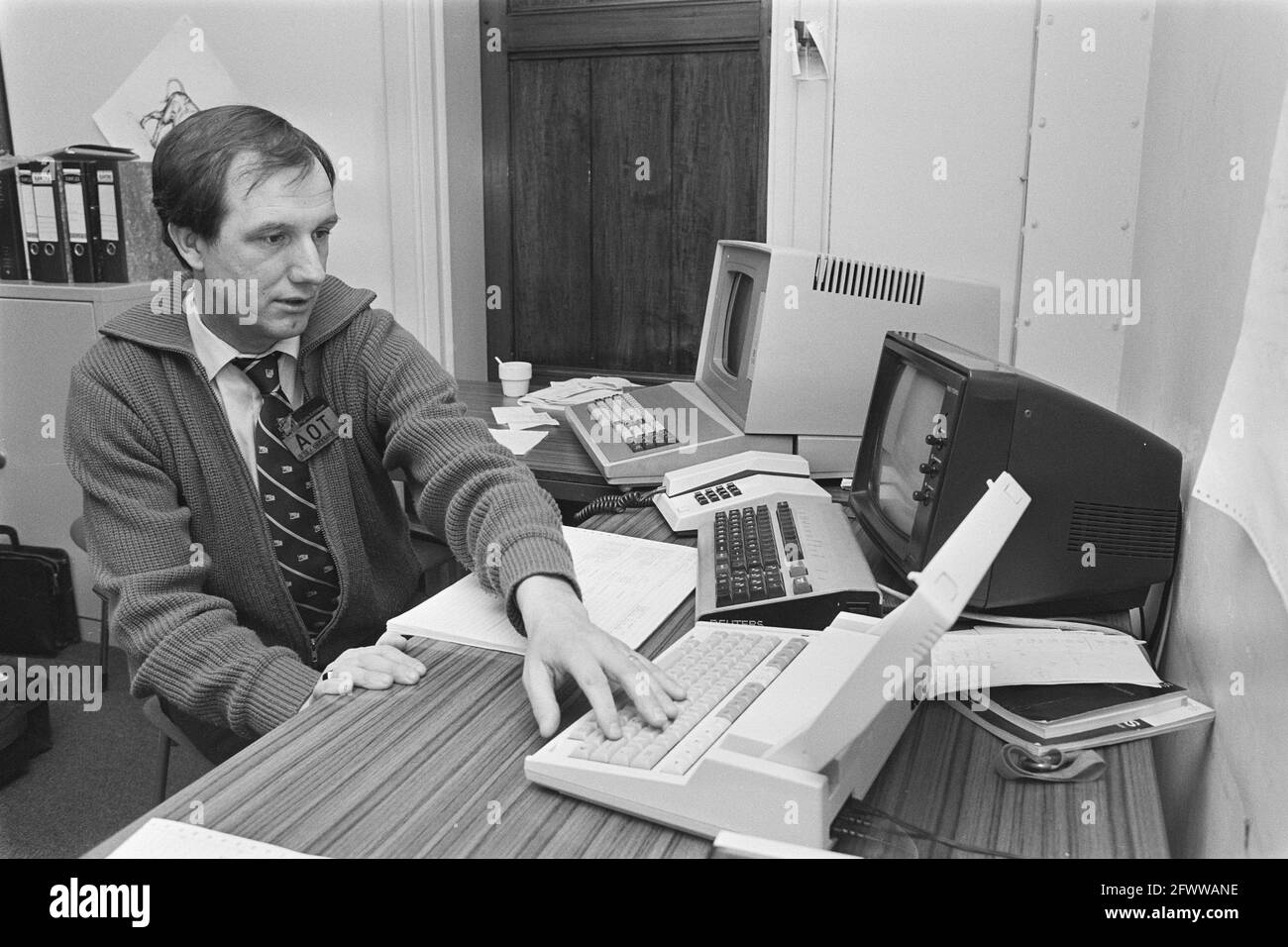 Assignment Financieel Dagblad, Mr. Dreesens behind the computer, January  17, 1985, computers, offices, The Netherlands, 20th century press agency  photo, news to remember, documentary, historic photography 1945-1990,  visual stories, human history of