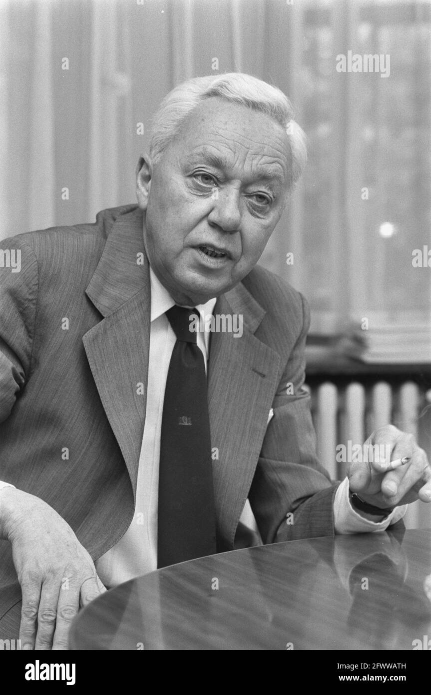 Contract Financial Dagblad, Mr. Van den Beld, 27 September 1984, The Netherlands, 20th century press agency photo, news to remember, documentary, historic photography 1945-1990, visual stories, human history of the Twentieth Century, capturing moments in time Stock Photo