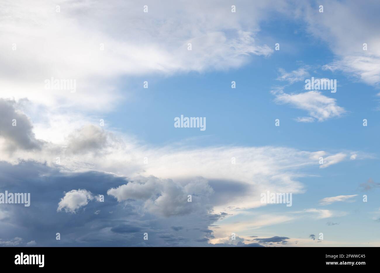 Textur Hintergrund Blauer Himmel Mit Wolken Stock Photo Alamy