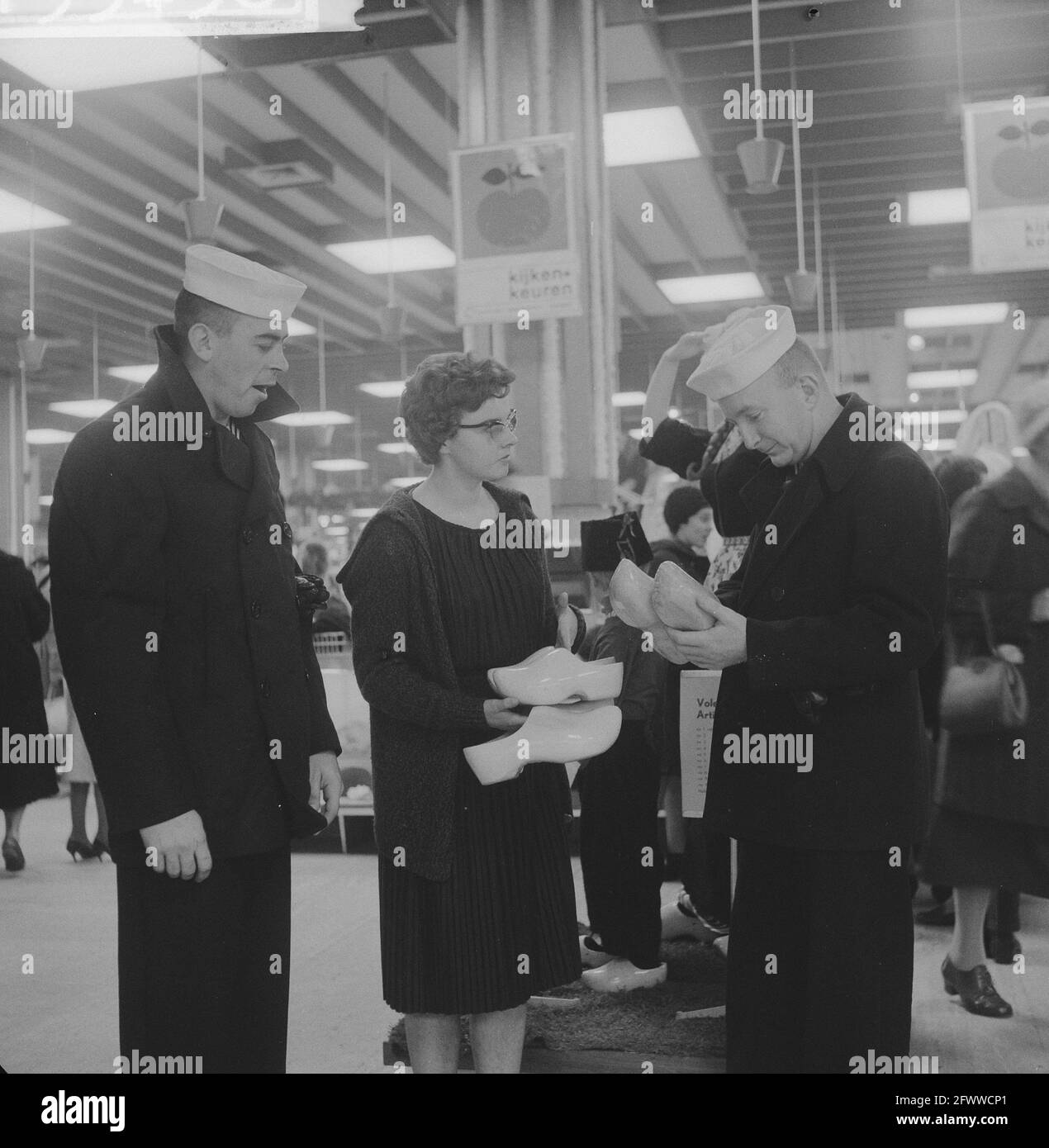 American sailors buy clogs in Rotterdam, December 22, 1961, KLOMPEN, The Netherlands, 20th century press agency photo, news to remember, documentary, historic photography 1945-1990, visual stories, human history of the Twentieth Century, capturing moments in time Stock Photo