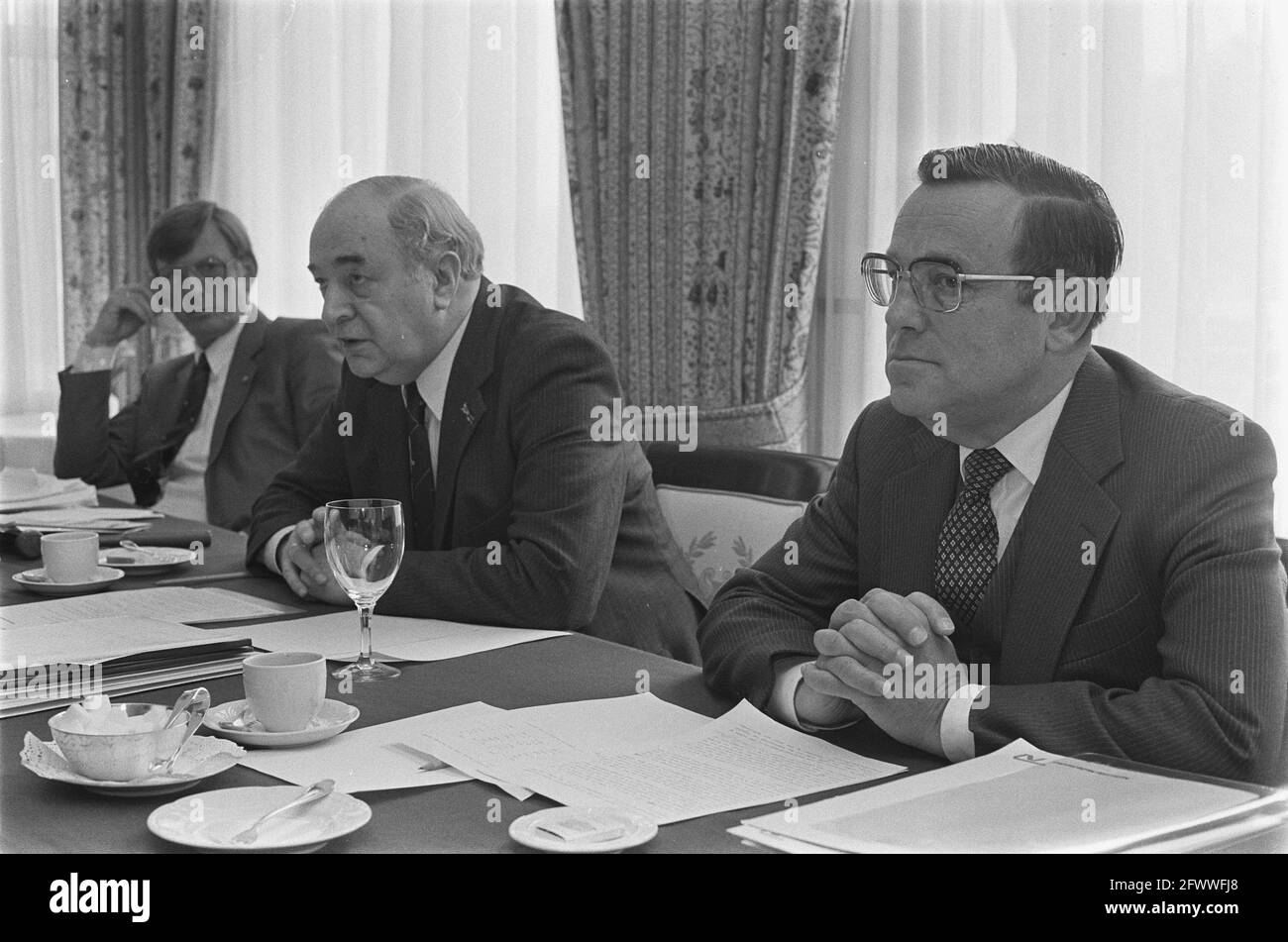 Assignment Hollander and Van der Mey, press conference Nationale Nederlanden, 6, 8: f.l.n.r. Van Rijn (l), Dr. Den Bakker, 7: Van Rijn, Den Bakker, Van Zwol, May 6, 1982, press conferences, The Netherlands, 20th century press agency photo, news to remember, documentary, historic photography 1945-1990, visual stories, human history of the Twentieth Century, capturing moments in time Stock Photo