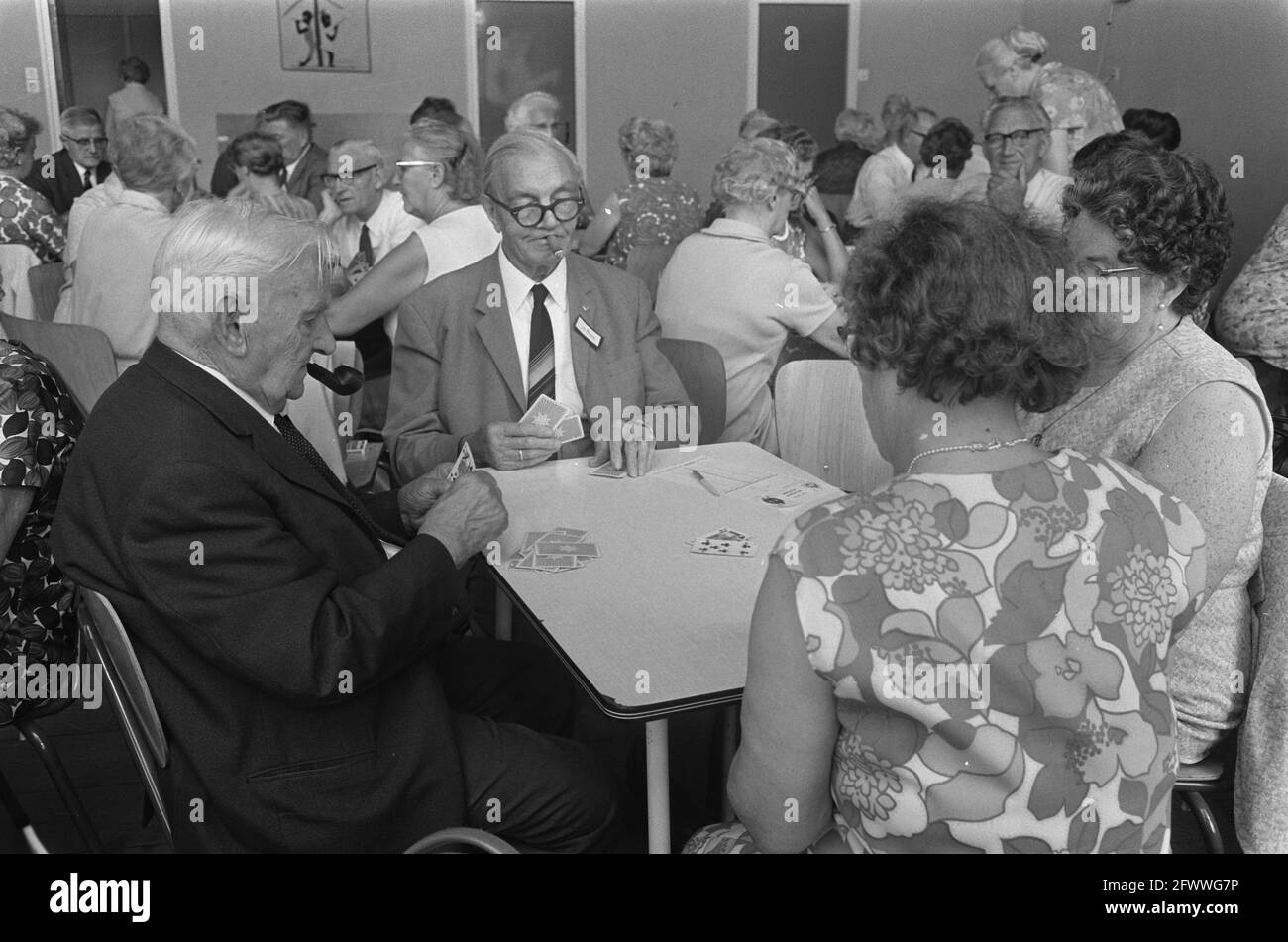Commission HP: UVV senior citizens club in building Reigersburg Amsterdam-East; cards for the elderly, 25 August 1970, BOARDING, CARDS, The Netherlands, 20th century press agency photo, news to remember, documentary, historic photography 1945-1990, visual stories, human history of the Twentieth Century, capturing moments in time Stock Photo