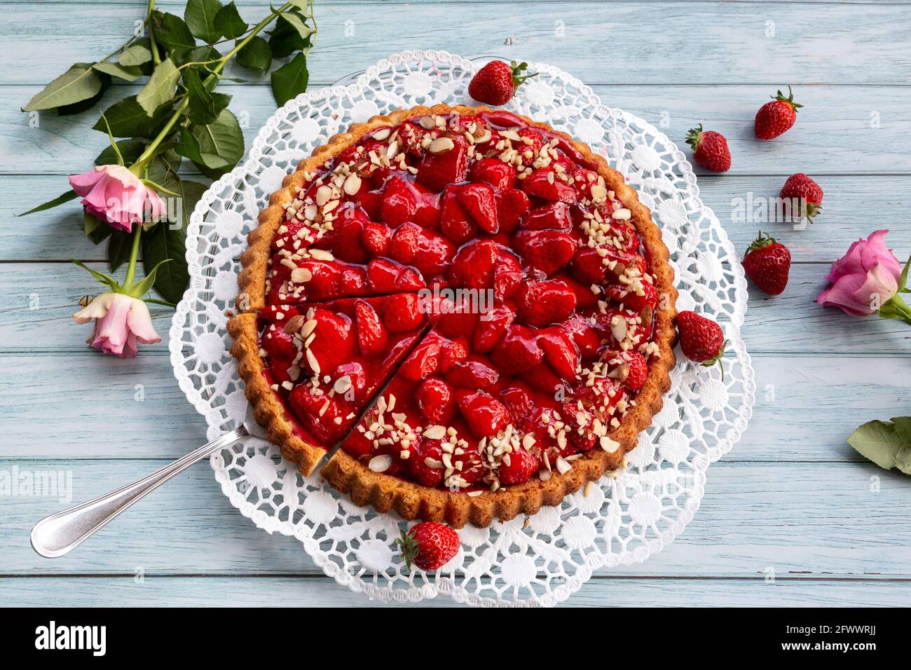 Sliced strawberry cake hi-res stock photography and images - Alamy