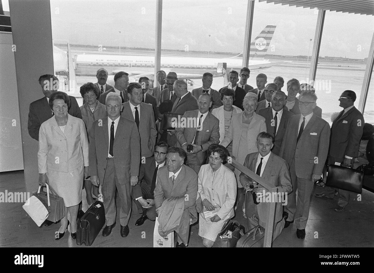 Assignment Textilia. Departure group from Schiphol, August 4, 1967, departures, The Netherlands, 20th century press agency photo, news to remember, documentary, historic photography 1945-1990, visual stories, human history of the Twentieth Century, capturing moments in time Stock Photo