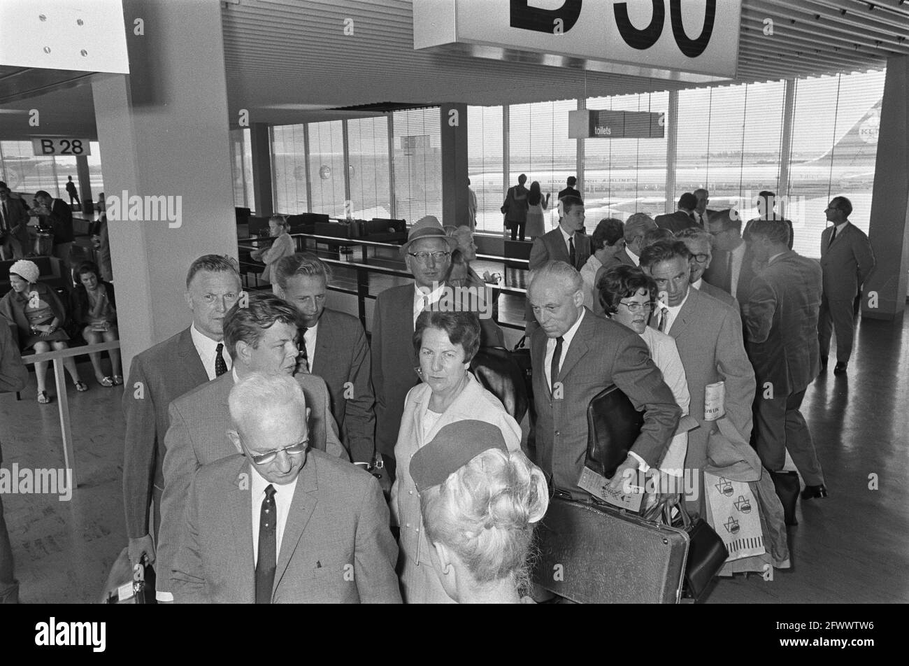 Assignment Textilia. Departure group from Schiphol, 4 August 1967, departures, The Netherlands, 20th century press agency photo, news to remember, documentary, historic photography 1945-1990, visual stories, human history of the Twentieth Century, capturing moments in time Stock Photo