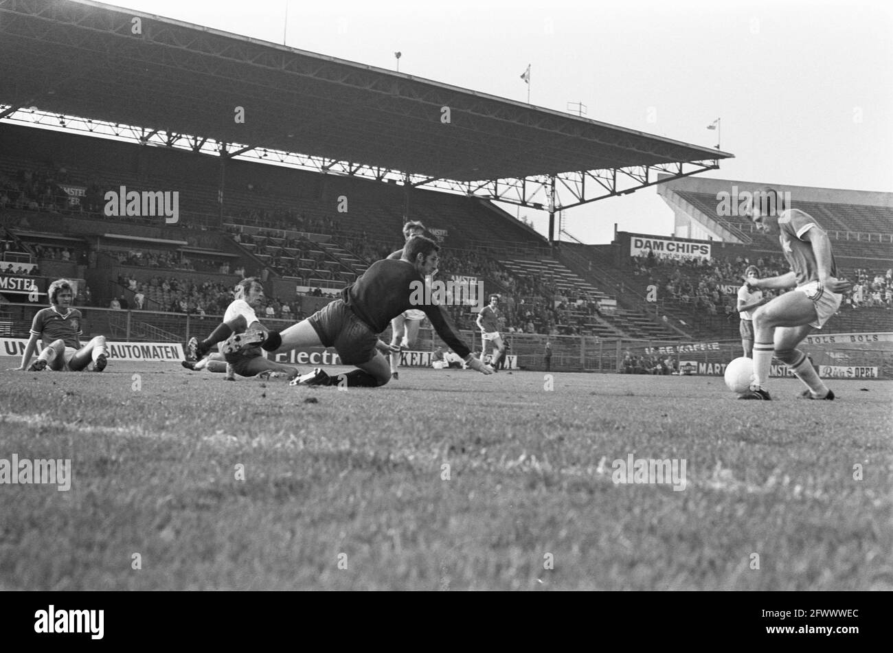 Game moment from a KNVB Cup match; Telstar against MVV: 1-0, 10 November  1973, cup matches, sports, soccer, The Netherlands, 20th century press  agency photo, news to remember, documentary, historic photography 1945-1990