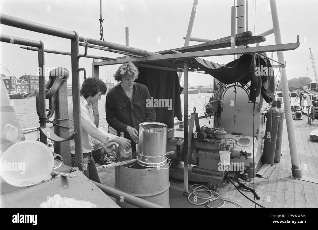 Machinist greenpeace ship hires stock photography and images Alamy