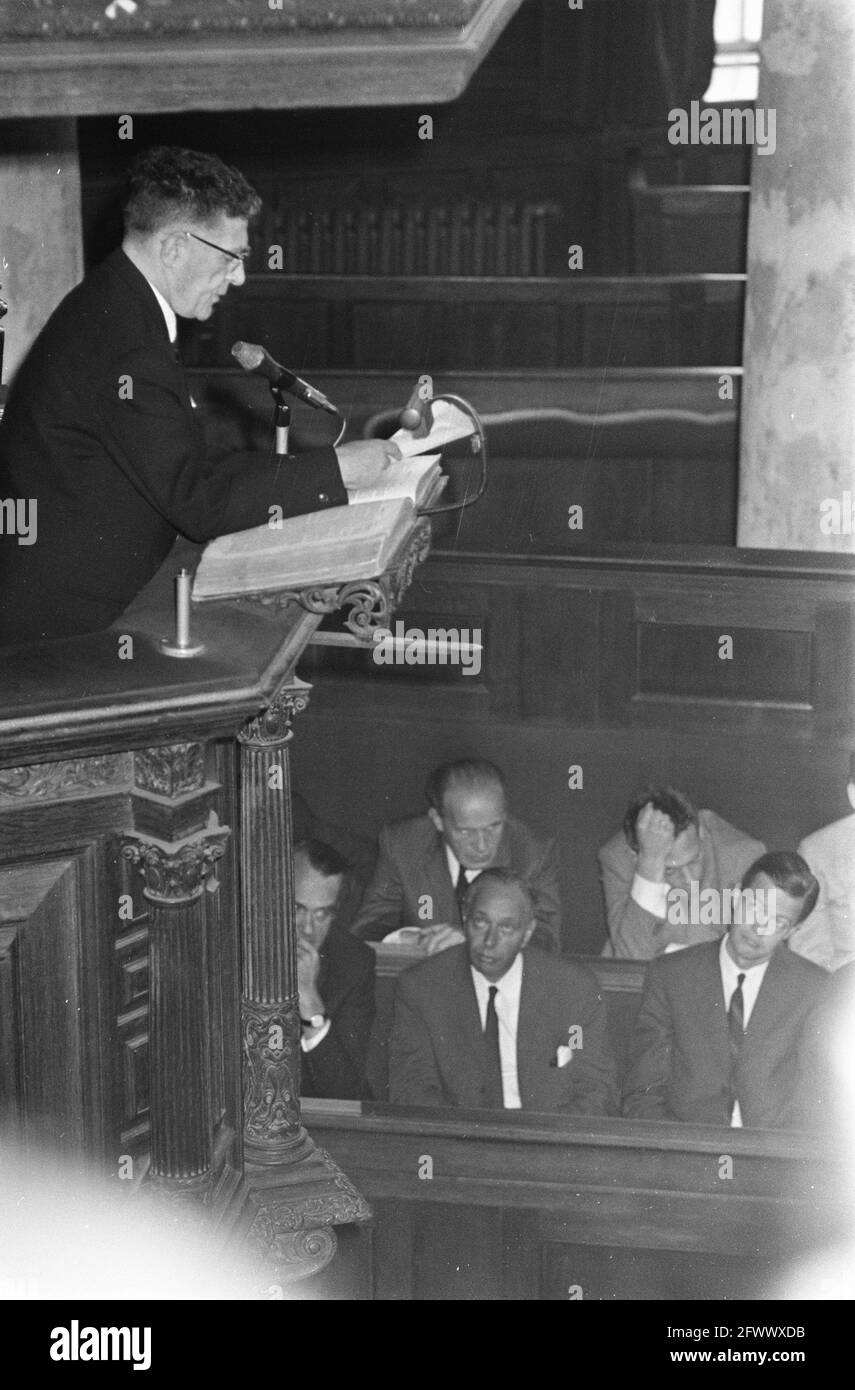 Prof.dr. J. Presser gave farewell lecture in auditorium of Amsterdam University prof. Presser receives gift from students, right Mrs. Presser, May 31, 1969, Farewell lectures, GIFTS, STUDENTS, Universities, receipts, The Netherlands, 20th century press agency photo, news to remember, documentary, historic photography 1945-1990, visual stories, human history of the Twentieth Century, capturing moments in time Stock Photo