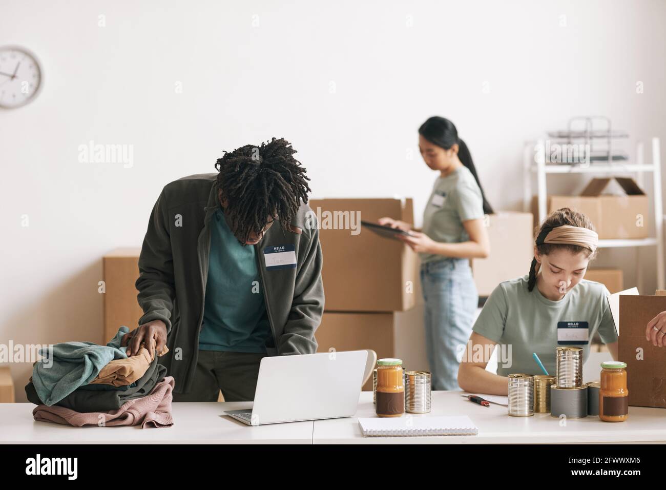 Young people volunteering hi-res stock photography and images - Alamy