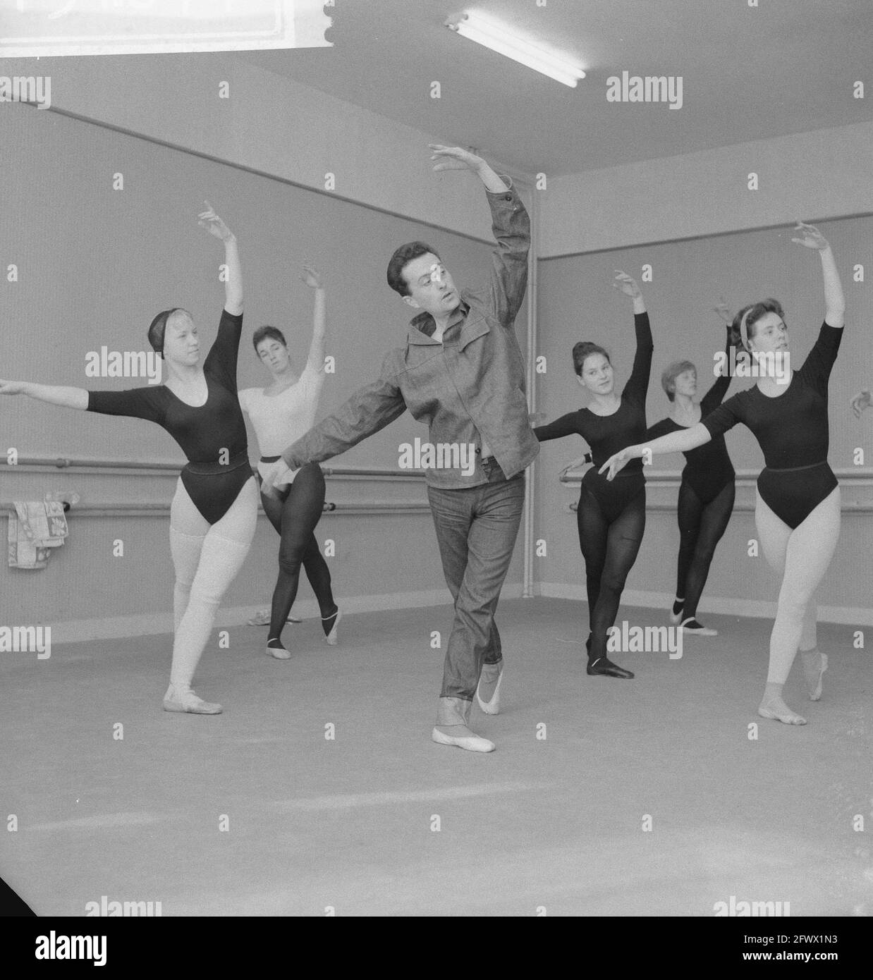 English choreographer Michel Holmes at Rotterdam Ballet Academy . Michel Holmes during rehearsals, October 27, 1961, REPETIONS, The Netherlands, 20th century press agency photo, news to remember, documentary, historic photography 1945-1990, visual stories, human history of the Twentieth Century, capturing moments in time Stock Photo