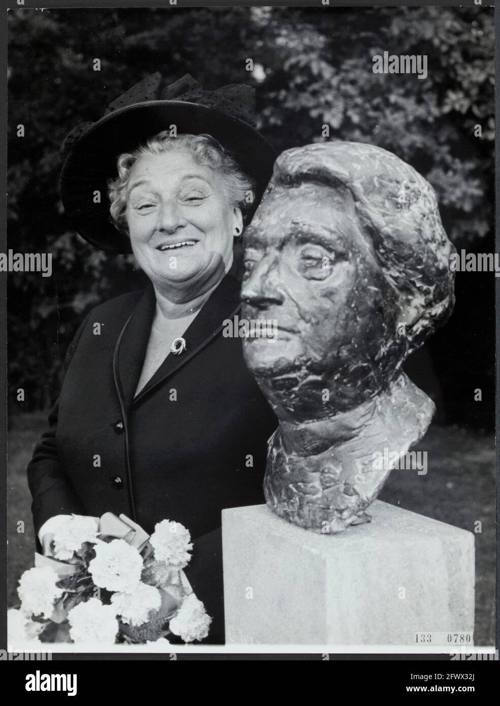 Amsterdam. Beatrixoord in Oosterpark: Mrs. Truus Weismuller-Meijer next to her bronze statue during its unveiling in 1965, undated, persecution of Jews, sculptures, relief efforts, resistance, The Netherlands, 20th century press agency photo, news to remember, documentary, historic photography 1945-1990, visual stories, human history of the Twentieth Century, capturing moments in time Stock Photo
