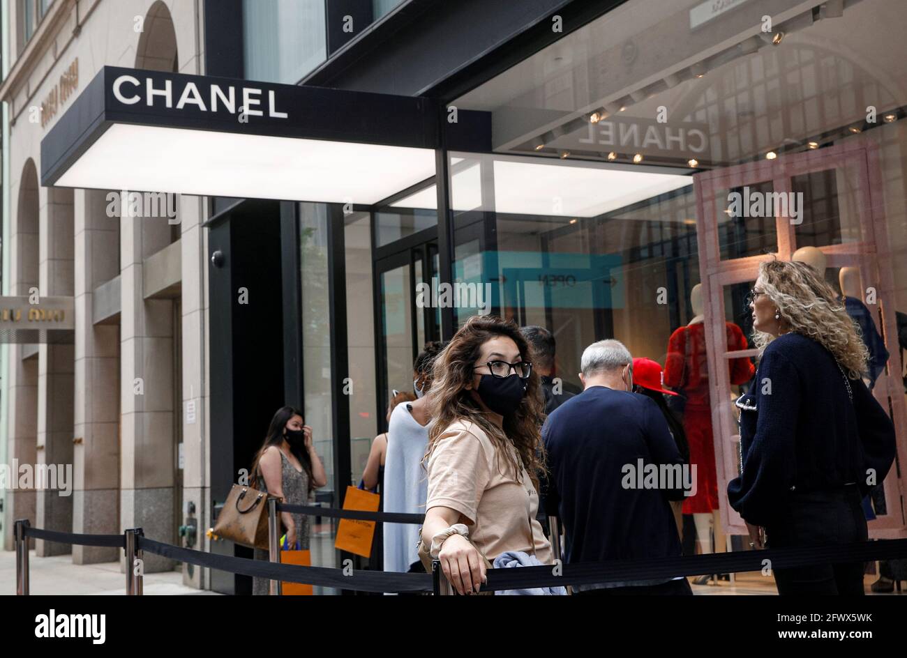Shoppers wait in line to enter the Chanel store on 57th St in New York  City, ., May 24, 2021. REUTERS/Brendan McDermid Stock Photo - Alamy