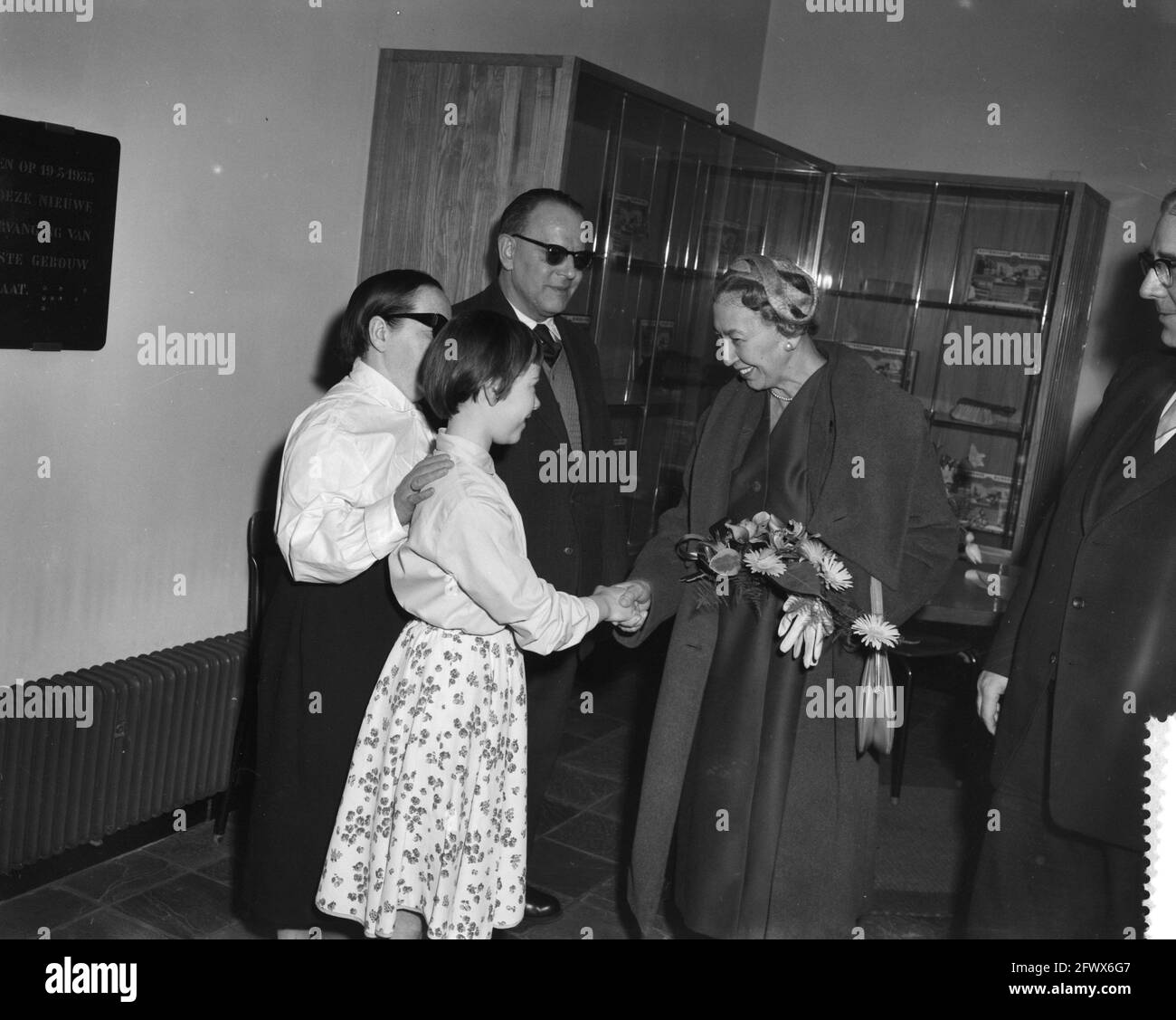 Opening by Mrs. Van Walsum in the studio of the Spoken Word of the Tanna Wilh. Bruynzeelstichting in Rotterdam, April 1, 1959, Openings, studios, The Netherlands, 20th century press agency photo, news to remember, documentary, historic photography 1945-1990, visual stories, human history of the Twentieth Century, capturing moments in time Stock Photo