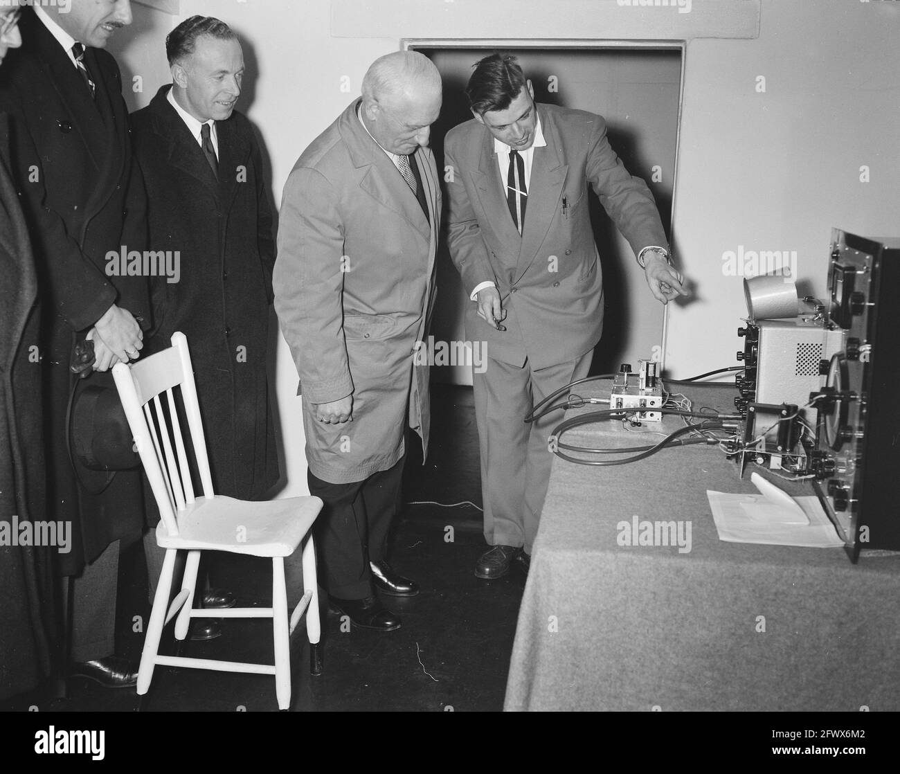 Opening of anechoic chamber for throat, nose and ear physiology Wilhelmina Gasthuis Amsterdam / compromised, November 22, 1956, Openings, The Netherlands, 20th century press agency photo, news to remember, documentary, historic photography 1945-1990, visual stories, human history of the Twentieth Century, capturing moments in time Stock Photo