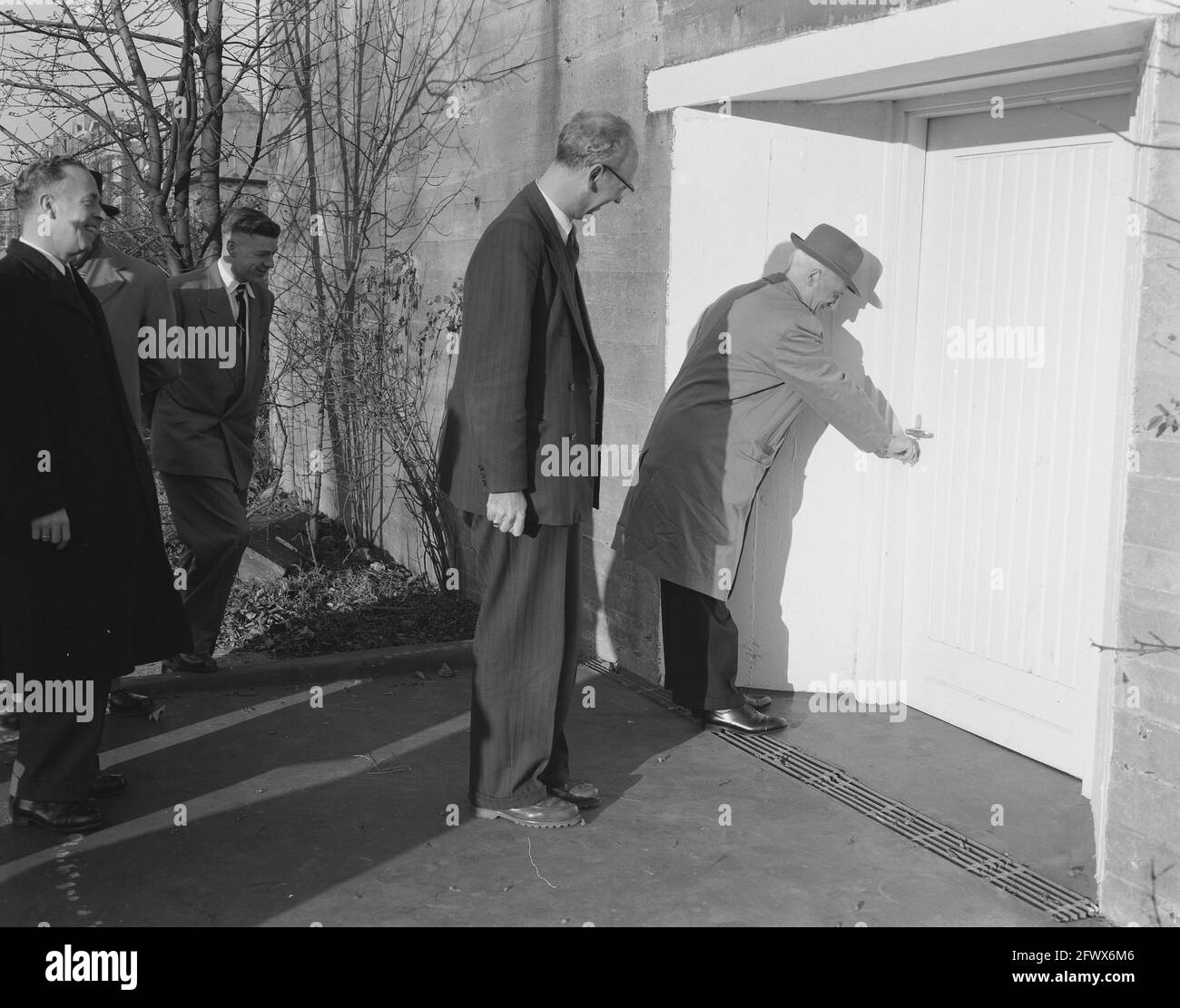Opening of anechoic chamber for throat, nose and ear administration Wilhelmina Gasthuis Amsterdam, November 22, 1956, Openings, The Netherlands, 20th century press agency photo, news to remember, documentary, historic photography 1945-1990, visual stories, human history of the Twentieth Century, capturing moments in time Stock Photo