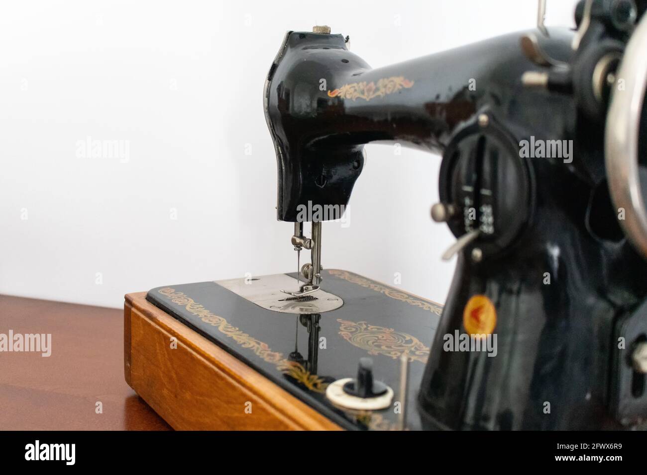 Old Singer sewing machine. Model Number 533 Stock Photo - Alamy