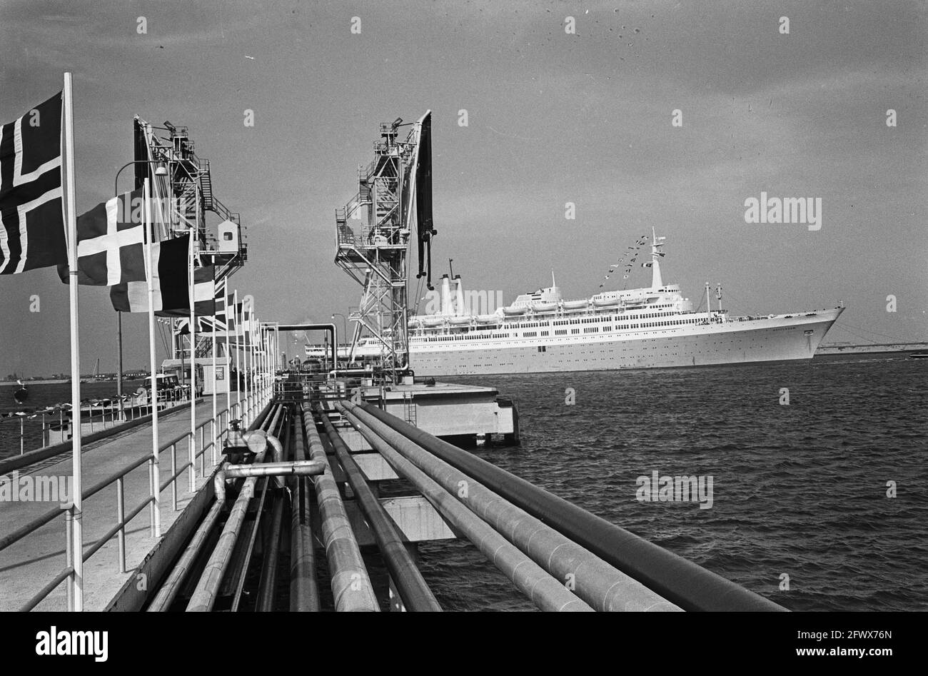 Opening gulf oil refinery hires stock photography and images Alamy