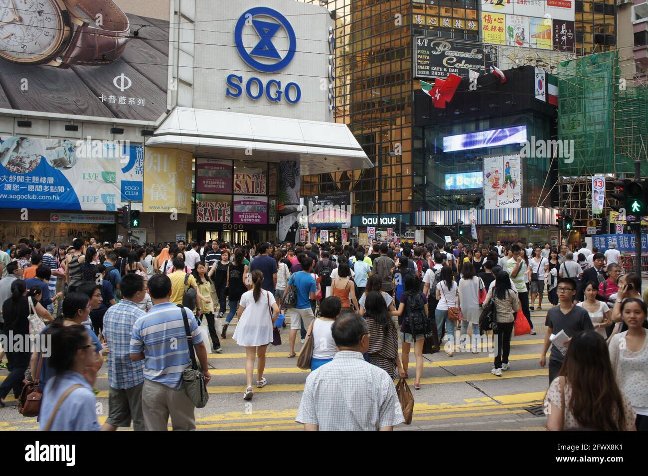 trânsito intenso de pedestres em cruzando do centrocomercial de Hong Kong Stock Photo