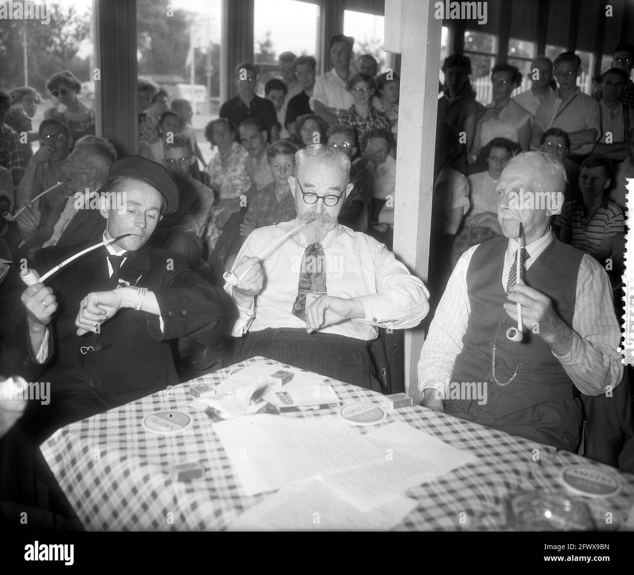Pipe smoking contest a o hires stock photography and images Alamy