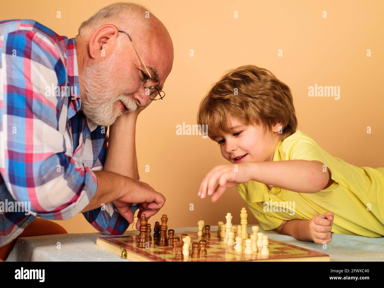 Дед с внуком играют в шашки. Дедушка с шахматами. Дедушки играют в шахматы. Внук с дедушкой и шахматы. Дедушка с внучкоиграют в шахматы.