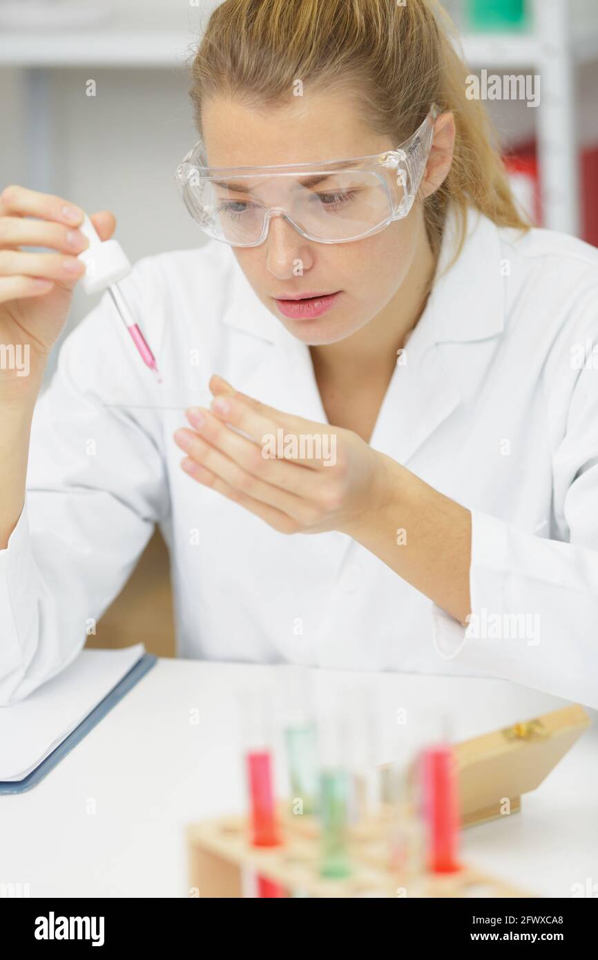 donna in laboratorio ricerca o analisi chimica e scienza Stock Photo
