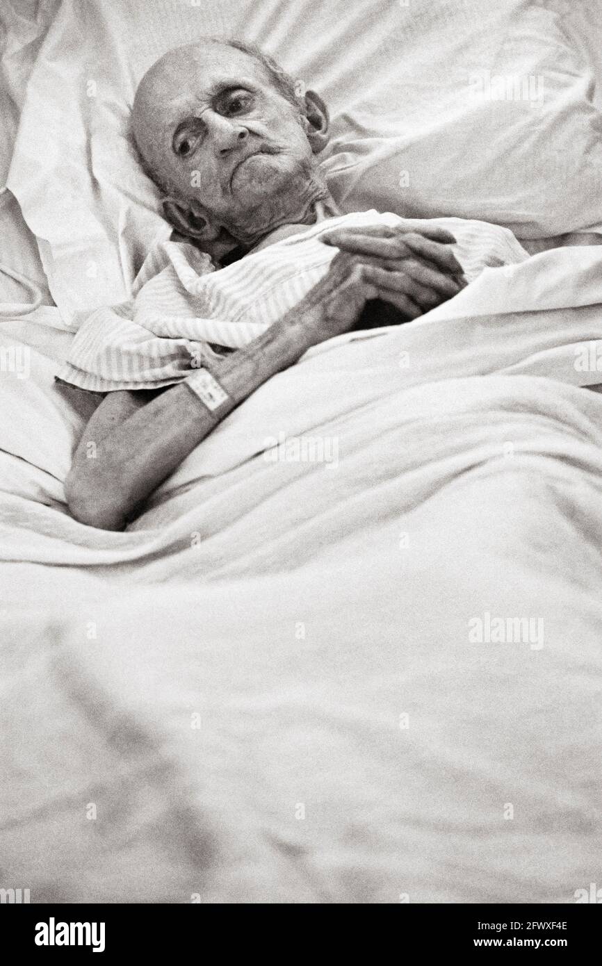 Elderly man in hospital bed hi-res stock photography and images - Alamy
