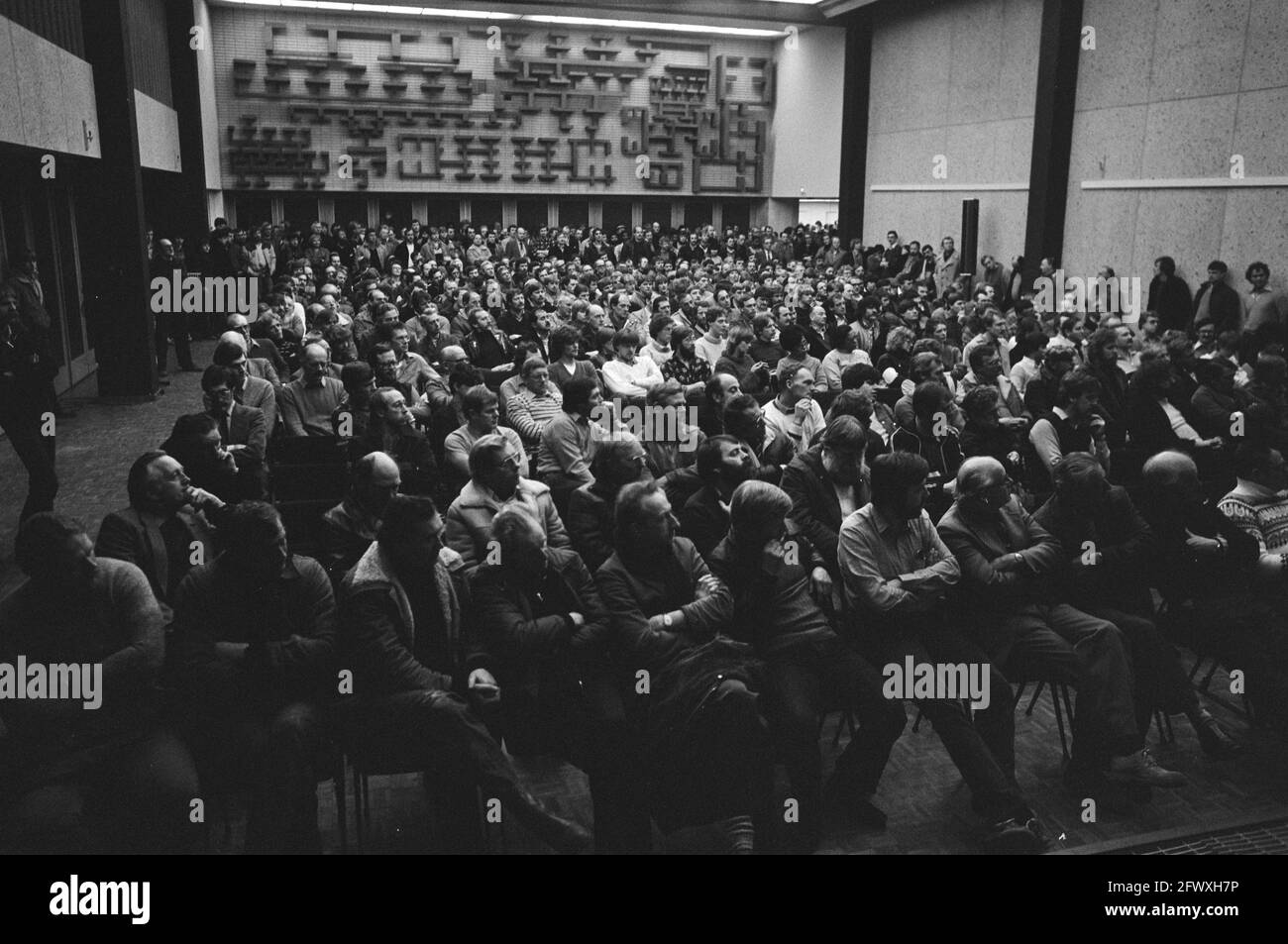 Protest meeting of municipal civil servants in Wibaut house in A'dam against plans regulation sick pay, February 24, 1982, Protest meetings, civil ser Stock Photo