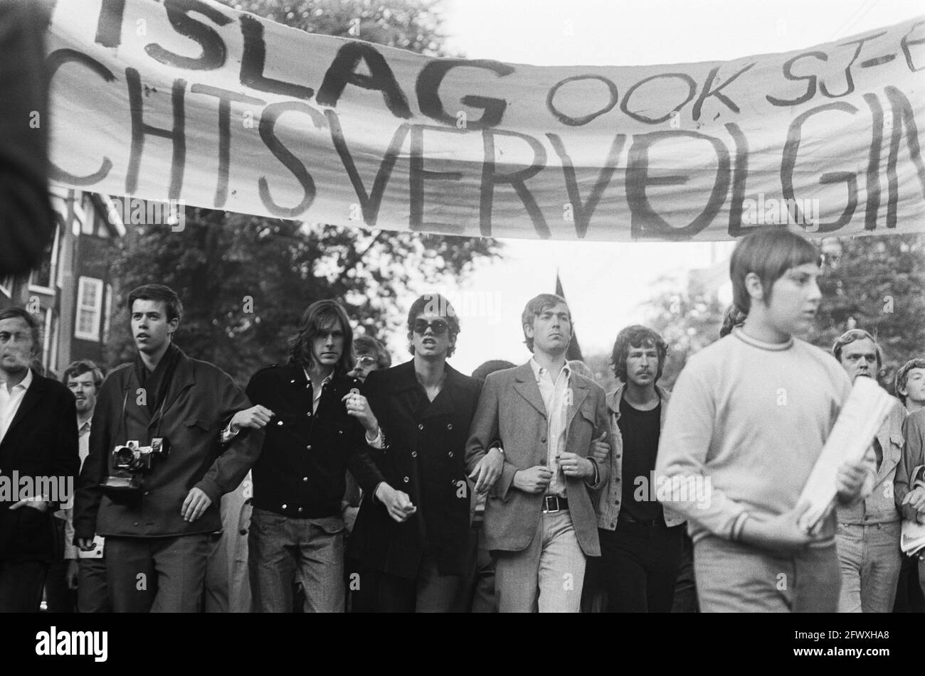 Protest demonstration students and workers against lawsuits Maagdenhuis-occupiers from Westermarkt Adam, Regtien and Verhey, 12 June 1969, ARBEIDERS, Stock Photo