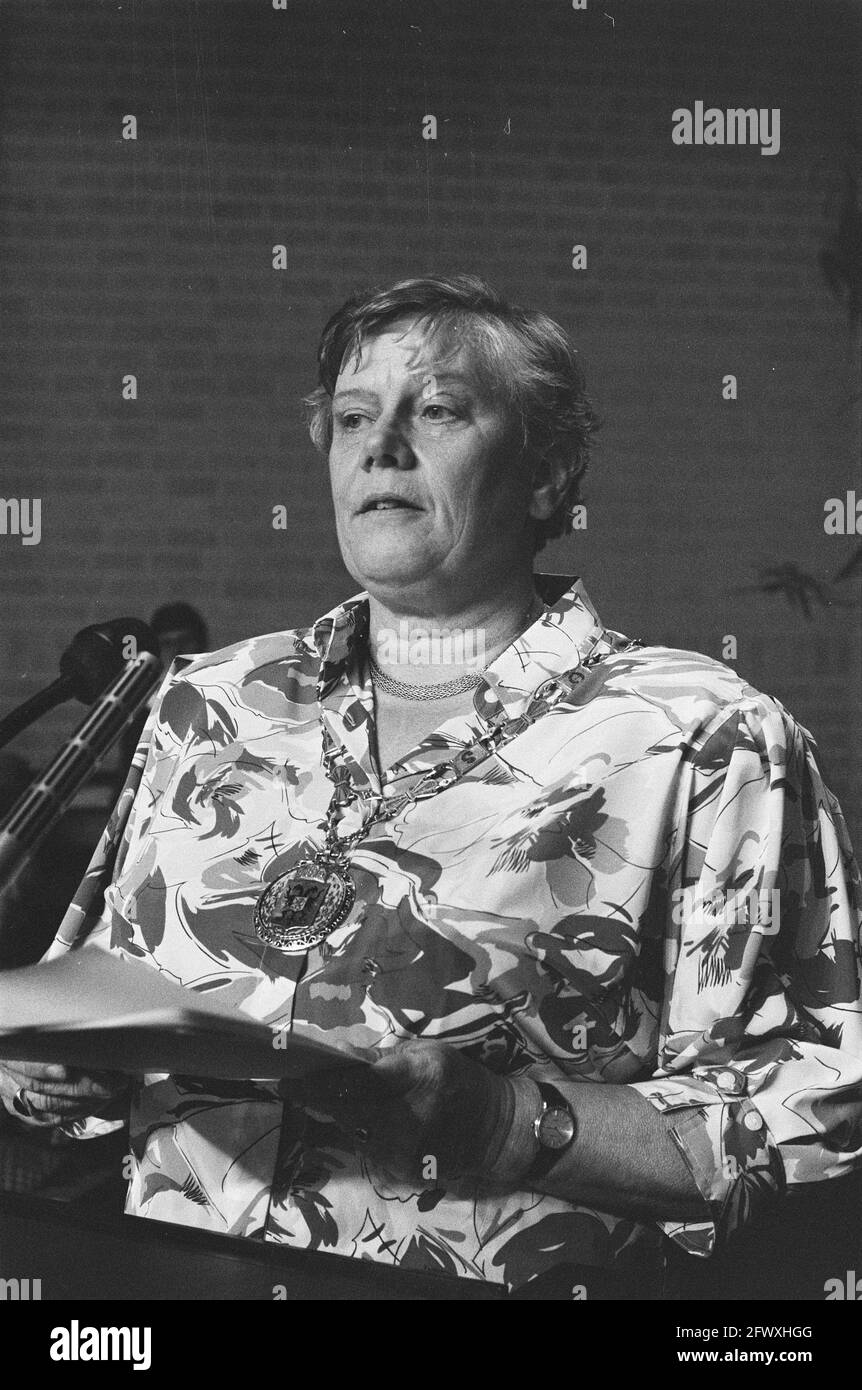 Former PvdA member of parliament Ien Dales appointed mayor of Nijmegen; Ien Dales with chain of office, May 20, 1987, mayors, members of parliament, T Stock Photo