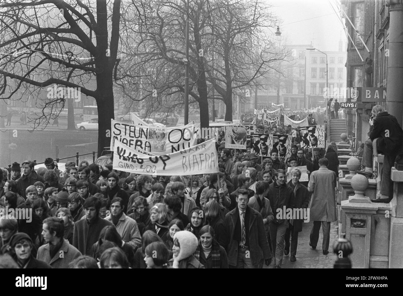 Protest march by thousands of schoolchildren and students for aid to Biafra, The Hague . Demonstrators at Binnenhof, January 16, 1970, Protest marches Stock Photo
