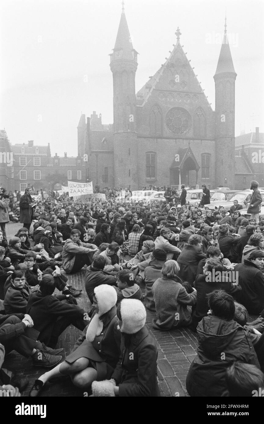 Protest march by thousands of schoolchildren and students for aid to Biafra, The Hague . Demonstrators at Binnenhof, January 16, 1970, Protest marches Stock Photo