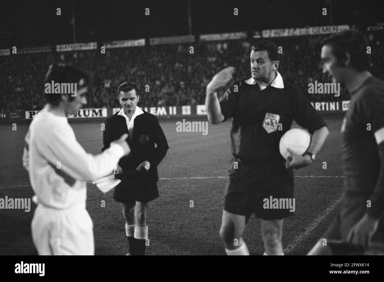 PSV against Real Madrid 2-0, referee Kunze with captains Pleun Strik and Zoco, 3 November 1971, referees, sports, soccer, The Netherlands, 20th centur Stock Photo