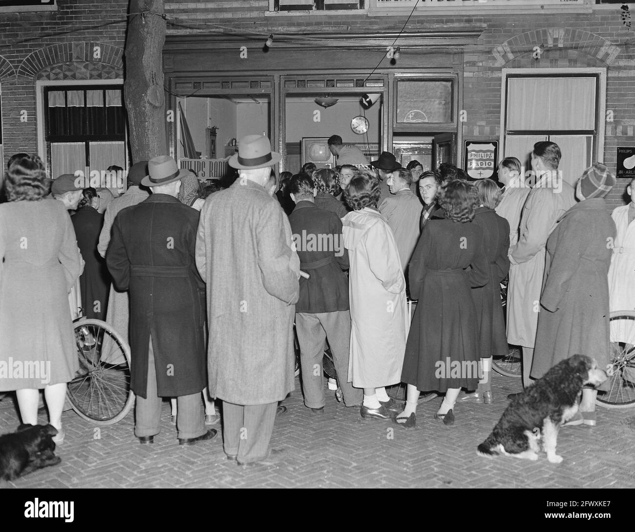 Audience watches television in a shop window at Zandvoort, October 10, 1951, audience, television, The Netherlands, 20th century press agency photo, n Stock Photo