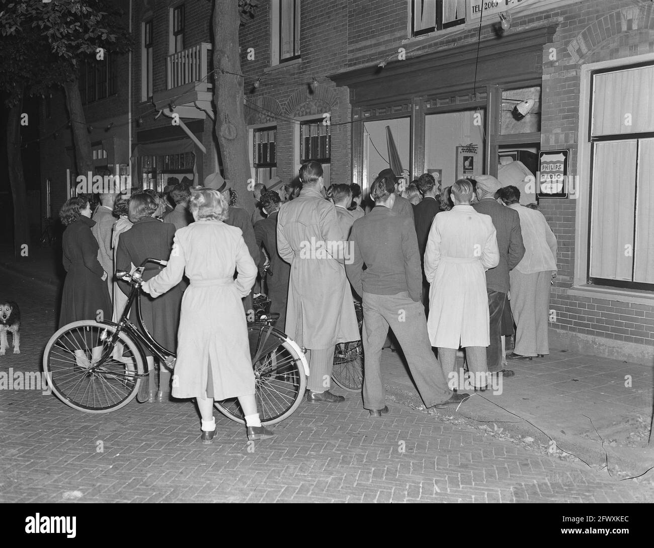 Audience watches television in a shop window at Zandvoort, October 10, 1951, audience, television, The Netherlands, 20th century press agency photo, n Stock Photo