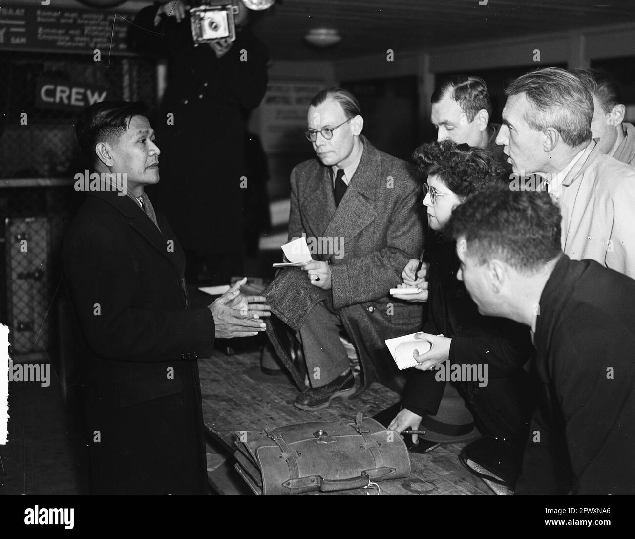 Raden Abdoel Kadir Widjoatmodjo arrives at Schiphol Airport, October 28, 1948, arrivals, conferences, negotiators, The Netherlands, 20th century press Stock Photo