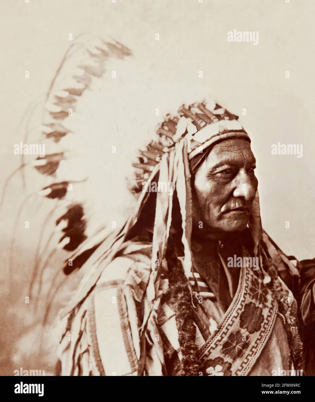 1880 ca , Montreal , CANADA : The celebrated Chef SITTING BULL ( 1831 - 1890 ) of Sioux Hunkpapa at  time of WILD WEST SHOW with Buffalo Bill . Photo by W.M. Notman & Son , Montreal . - Epopea del Selvaggio WEST - -  Circus - Circo - hat - cappello - piume - feathers - Indians of America - Indiani d'America - Native Americans - Nativi americani - Pellerossa - Redskins - copricapo --- Archivio GBB Stock Photo